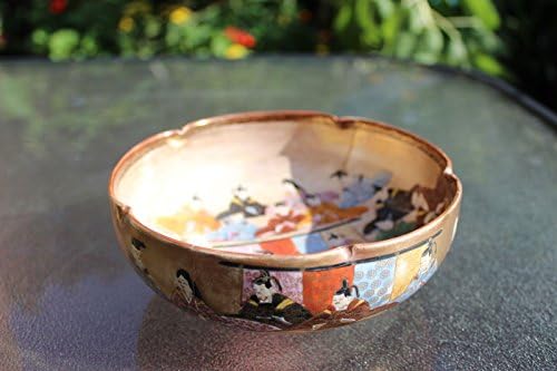 Японската красива порцеланова купа Сацума от порцелан с 10 фигурки