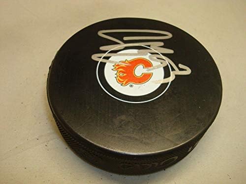 Сам Бенет подписа хокей шайба Калгари Флеймс с автограф 1А - за Миене на НХЛ с автограф
